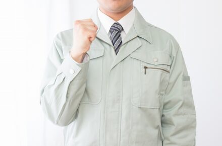 拳を握る男性